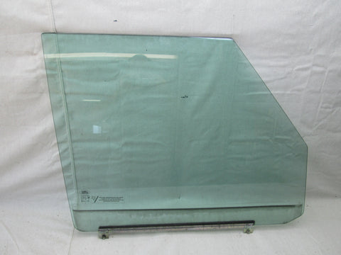 Land Rover Discovery 2 right front door glass (USED)