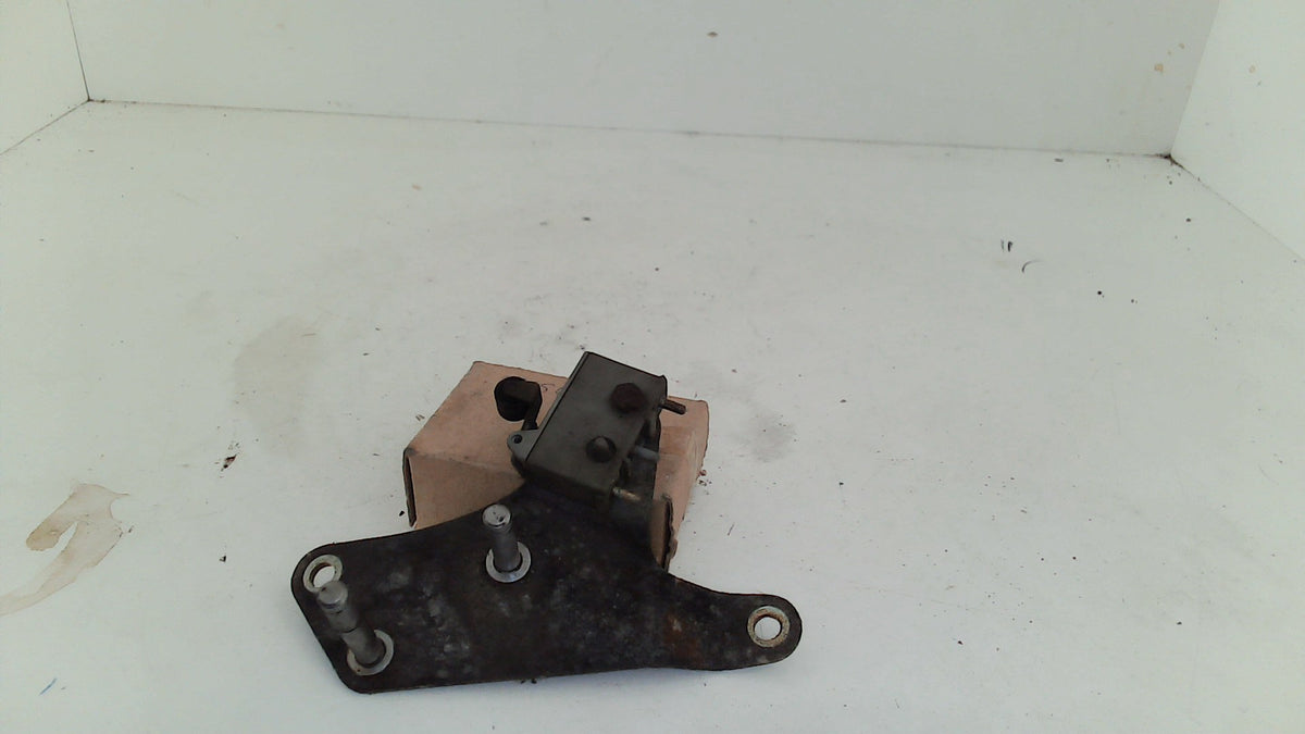 W103 Component Mercedes w/103 CIS Engine Throttle Linkage w/Micro Switch SOLD AS KIT ...