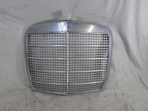 Mercedes W108 W109 Front Grille #03 (USED)